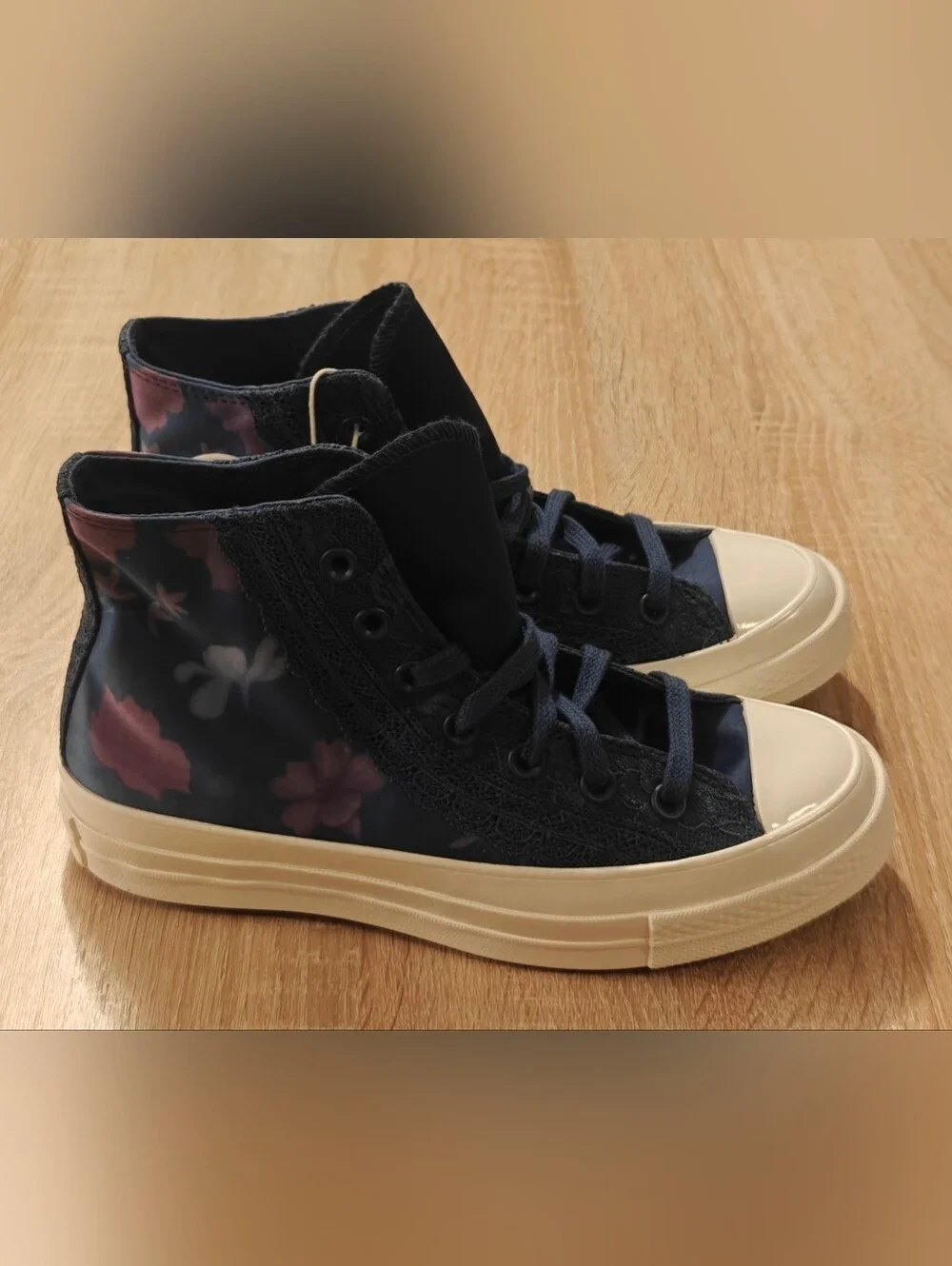 Converse Chuck 70 Floral Satin Low Top Sneakers Women’s 7 Men’s 5